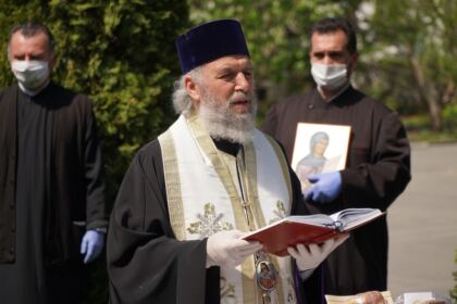 Arhiepiscopia Dunării de Jos a oferit coşuri cu produse tradiţionale de Paști cadrelor medicale, persoanelor din carantină și forțelor de ordine aflate la datorie în noaptea de Înviere – fotografia 35