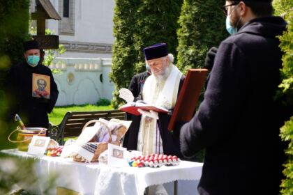 Arhiepiscopia Dunării de Jos a oferit coşuri cu produse tradiţionale de Paști cadrelor medicale, persoanelor din carantină și forțelor de ordine aflate la datorie în noaptea de Înviere – fotografia 36