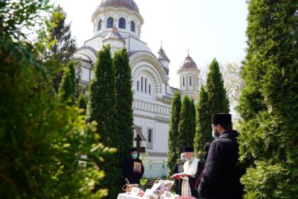 Arhiepiscopia Dunării de Jos a oferit coşuri cu produse tradiţionale de Paști cadrelor medicale, persoanelor din carantină și forțelor de ordine aflate la datorie în noaptea de Înviere – fotografia 37