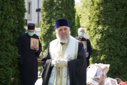 Arhiepiscopia Dunării de Jos a oferit coşuri cu produse tradiţionale de Paști cadrelor medicale, persoanelor din carantină și forțelor de ordine aflate la datorie în noaptea de Înviere – fotografia 39
