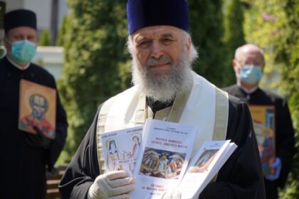 Arhiepiscopia Dunării de Jos a oferit coşuri cu produse tradiţionale de Paști cadrelor medicale, persoanelor din carantină și forțelor de ordine aflate la datorie în noaptea de Înviere – fotografia 40