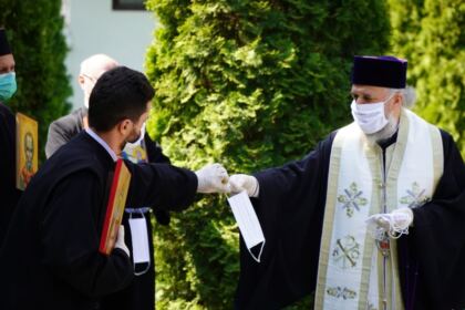 Arhiepiscopia Dunării de Jos a oferit coşuri cu produse tradiţionale de Paști cadrelor medicale, persoanelor din carantină și forțelor de ordine aflate la datorie în noaptea de Înviere – fotografia 42
