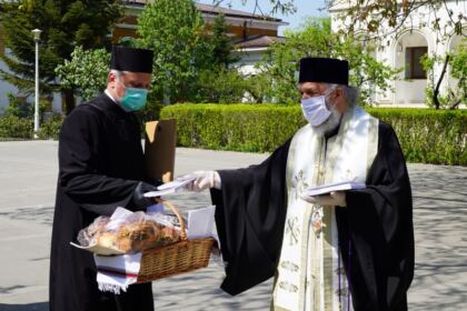 Arhiepiscopia Dunării de Jos a oferit coşuri cu produse tradiţionale de Paști cadrelor medicale, persoanelor din carantină și forțelor de ordine aflate la datorie în noaptea de Înviere – fotografia 43