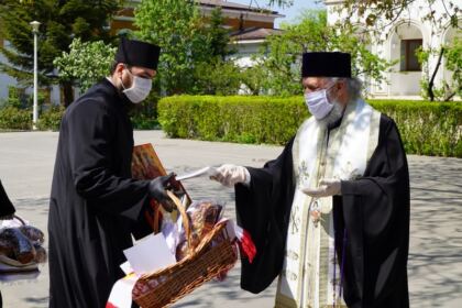 Arhiepiscopia Dunării de Jos a oferit coşuri cu produse tradiţionale de Paști cadrelor medicale, persoanelor din carantină și forțelor de ordine aflate la datorie în noaptea de Înviere – fotografia 44