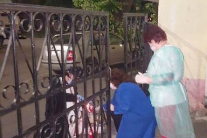Arhiepiscopia Dunării de Jos a oferit coşuri cu produse tradiţionale de Paști cadrelor medicale, persoanelor din carantină și forțelor de ordine aflate la datorie în noaptea de Înviere – fotografia 47