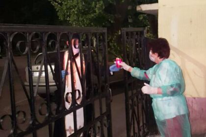 Arhiepiscopia Dunării de Jos a oferit coşuri cu produse tradiţionale de Paști cadrelor medicale, persoanelor din carantină și forțelor de ordine aflate la datorie în noaptea de Înviere – fotografia 48
