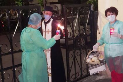 Arhiepiscopia Dunării de Jos a oferit coşuri cu produse tradiţionale de Paști cadrelor medicale, persoanelor din carantină și forțelor de ordine aflate la datorie în noaptea de Înviere – fotografia 49