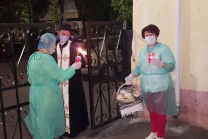 Arhiepiscopia Dunării de Jos a oferit coşuri cu produse tradiţionale de Paști cadrelor medicale, persoanelor din carantină și forțelor de ordine aflate la datorie în noaptea de Înviere – fotografia 50
