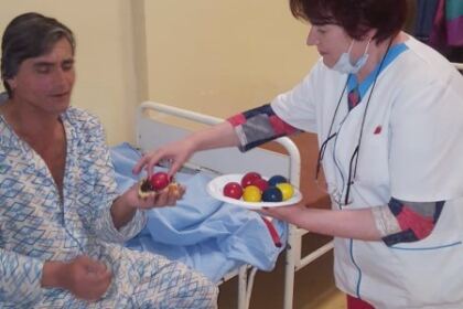 Arhiepiscopia Dunării de Jos a oferit coşuri cu produse tradiţionale de Paști cadrelor medicale, persoanelor din carantină și forțelor de ordine aflate la datorie în noaptea de Înviere – fotografia 51
