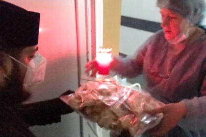 Arhiepiscopia Dunării de Jos a oferit coşuri cu produse tradiţionale de Paști cadrelor medicale, persoanelor din carantină și forțelor de ordine aflate la datorie în noaptea de Înviere – fotografia 52