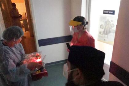 Arhiepiscopia Dunării de Jos a oferit coşuri cu produse tradiţionale de Paști cadrelor medicale, persoanelor din carantină și forțelor de ordine aflate la datorie în noaptea de Înviere – fotografia 53