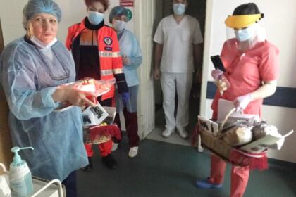 Arhiepiscopia Dunării de Jos a oferit coşuri cu produse tradiţionale de Paști cadrelor medicale, persoanelor din carantină și forțelor de ordine aflate la datorie în noaptea de Înviere – fotografia 54