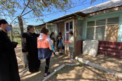 Parohiile din zona Nicorești continuă sprijinirea semenilor nevoiași – fotografia 5
