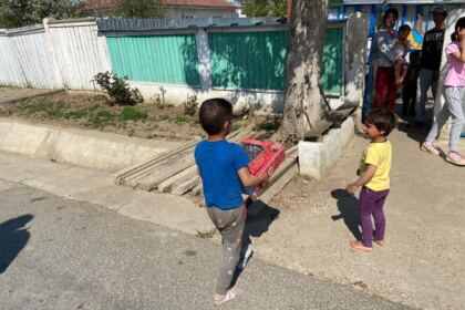 Parohiile din zona Nicorești continuă sprijinirea semenilor nevoiași – fotografia 9