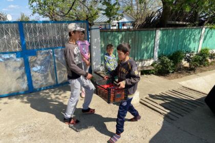 Parohiile din zona Nicorești continuă sprijinirea semenilor nevoiași – fotografia 11