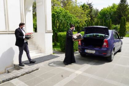Daruri oferite bătrânilor şi orfanilor din două centre sociale din Galaţi – fotografia 3