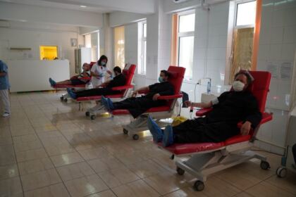 Preoţii şi credincioşii gălăţeni au desfăşurat o nouă acţiune de donare de sânge – fotografia 11