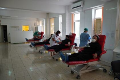 Preoţii şi credincioşii gălăţeni au desfăşurat o nouă acţiune de donare de sânge – fotografia 19