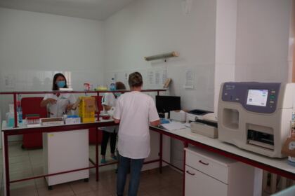 O nouă acţiune de donare de sânge a preoţilor şi credincioşilor din Protopopiatul Tecuci – fotografia 11