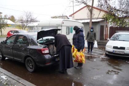 1.000 de persoanele nevoiaşe primesc daruri din partea parohiilor din Protopopiatul Brăila – fotografia 6