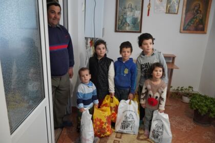 1.000 de persoanele nevoiaşe primesc daruri din partea parohiilor din Protopopiatul Brăila – fotografia 11