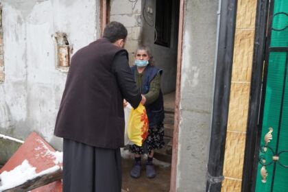 1.000 de persoanele nevoiaşe primesc daruri din partea parohiilor din Protopopiatul Brăila – fotografia 13