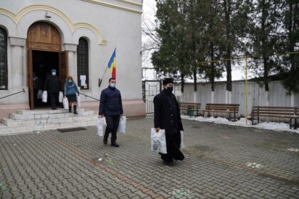 1.000 de persoanele nevoiaşe primesc daruri din partea parohiilor din Protopopiatul Brăila – fotografia 19
