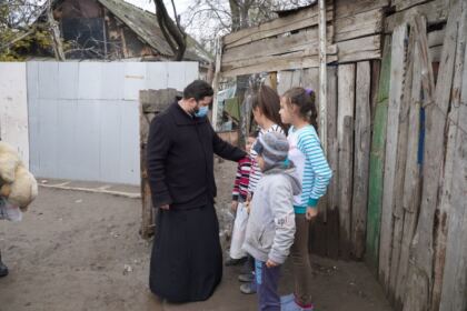 1.000 de persoanele nevoiaşe primesc daruri din partea parohiilor din Protopopiatul Brăila – fotografia 24