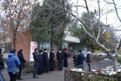 Preoţii şi credincioşii brăileni au donat sânge şi plasmă convalescentă Covid-19 – fotografia 1