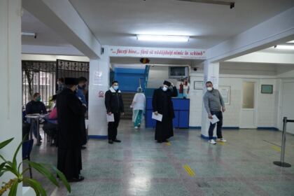Preoţii şi credincioşii brăileni au donat sânge şi plasmă convalescentă Covid-19 – fotografia 3