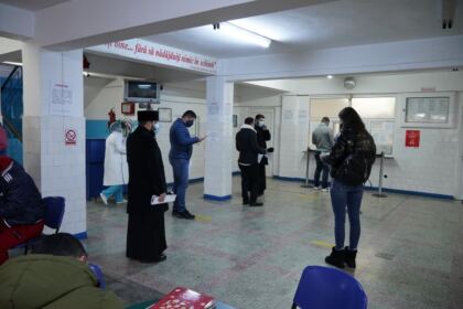 Preoţii şi credincioşii brăileni au donat sânge şi plasmă convalescentă Covid-19 – fotografia 5