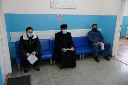 Preoţii şi credincioşii brăileni au donat sânge şi plasmă convalescentă Covid-19 – fotografia 7