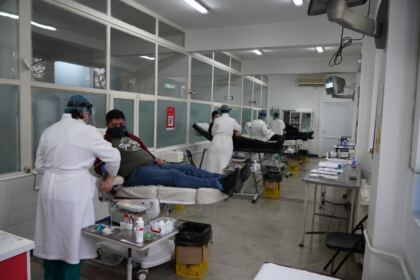 Preoţii şi credincioşii brăileni au donat sânge şi plasmă convalescentă Covid-19 – fotografia 10