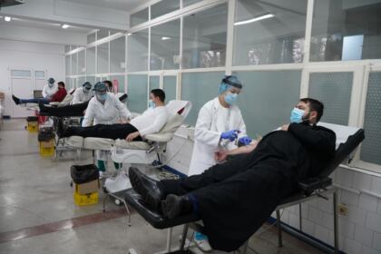 Preoţii şi credincioşii brăileni au donat sânge şi plasmă convalescentă Covid-19 – fotografia 11