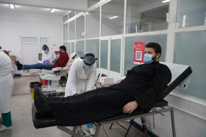 Preoţii şi credincioşii brăileni au donat sânge şi plasmă convalescentă Covid-19 – fotografia 13