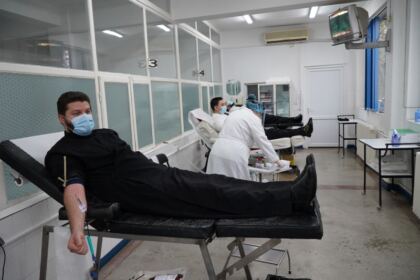 Preoţii şi credincioşii brăileni au donat sânge şi plasmă convalescentă Covid-19 – fotografia 15