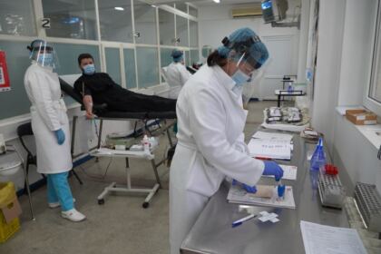 Preoţii şi credincioşii brăileni au donat sânge şi plasmă convalescentă Covid-19 – fotografia 17