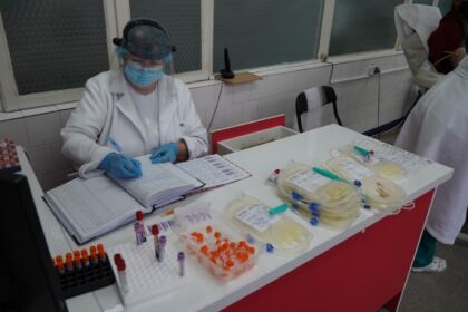Preoţii şi credincioşii brăileni au donat sânge şi plasmă convalescentă Covid-19 – fotografia 18