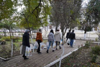 Parohia „Naşterea Maicii Domnului“ din Brăila a oferit daruri bătrânilor nevoiaşi – fotografia 8