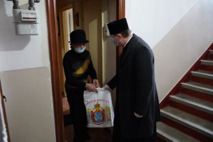 Parohia „Naşterea Maicii Domnului“ din Brăila a oferit daruri bătrânilor nevoiaşi – fotografia 10