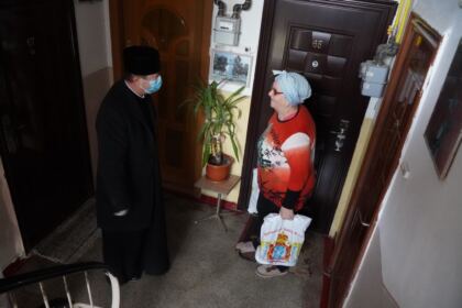 Parohia „Naşterea Maicii Domnului“ din Brăila a oferit daruri bătrânilor nevoiaşi – fotografia 11