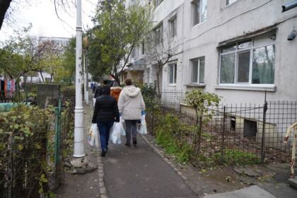 Parohia „Naşterea Maicii Domnului“ din Brăila a oferit daruri bătrânilor nevoiaşi – fotografia 12