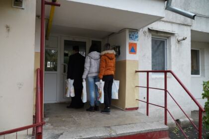 Parohia „Naşterea Maicii Domnului“ din Brăila a oferit daruri bătrânilor nevoiaşi – fotografia 13