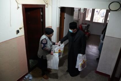 Parohia „Naşterea Maicii Domnului“ din Brăila a oferit daruri bătrânilor nevoiaşi – fotografia 14