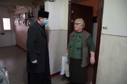 Parohia „Naşterea Maicii Domnului“ din Brăila a oferit daruri bătrânilor nevoiaşi – fotografia 15