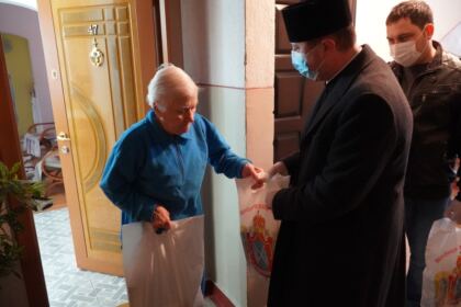 Parohia „Naşterea Maicii Domnului“ din Brăila a oferit daruri bătrânilor nevoiaşi – fotografia 16
