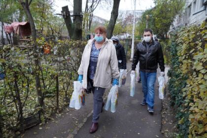 Parohia „Naşterea Maicii Domnului“ din Brăila a oferit daruri bătrânilor nevoiaşi – fotografia 17