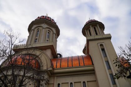Parohia „Naşterea Domnului“ din Brăila a oferit daruri familiilor nevoiaşe – fotografia 1