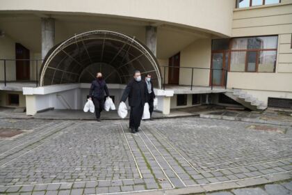 Parohia „Naşterea Domnului“ din Brăila a oferit daruri familiilor nevoiaşe – fotografia 5