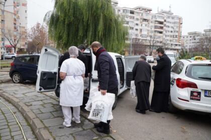 Parohia „Naşterea Domnului“ din Brăila a oferit daruri familiilor nevoiaşe – fotografia 6